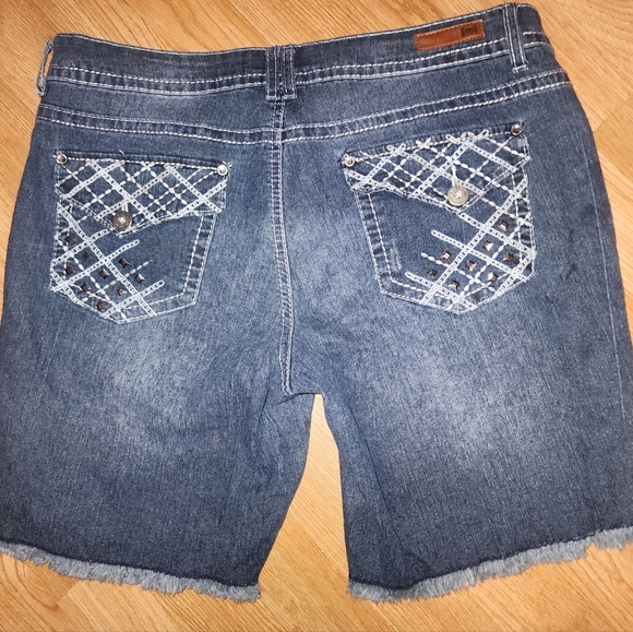 Juniors size 13 L e i denim shorts - Picture 2 of 3